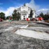 Im Brunnenbecken liegen die verbrannten Fragmente des Panoramas „Die Verteidigung von Sewastopol“. Konstantin Michaltschewski/RIA Novosti