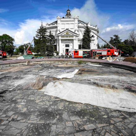Im Brunnenbecken liegen die verbrannten Fragmente des Panoramas „Die Verteidigung von Sewastopol“. Konstantin Michaltschewski/RIA Novosti