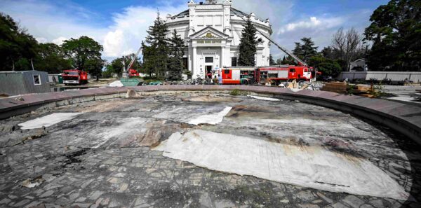 Im Brunnenbecken liegen die verbrannten Fragmente des Panoramas „Die Verteidigung von Sewastopol“. Konstantin Michaltschewski/RIA Novosti