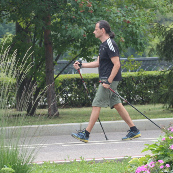 Die Uferpromenade ist ideal für Nordic Walking. (Foto: Igor Beresin)